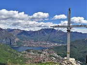 64 Alla croce di vetta del Corno Birone (1116 m) con splendida vista panoramica su Lecco, i suoi laghi, i suoi monti